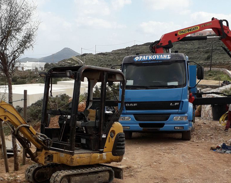 Εργασίες με γερανό σε ανατρεπόμενο φορτηγό. Αναλαμβάνουμε την φόρτωση