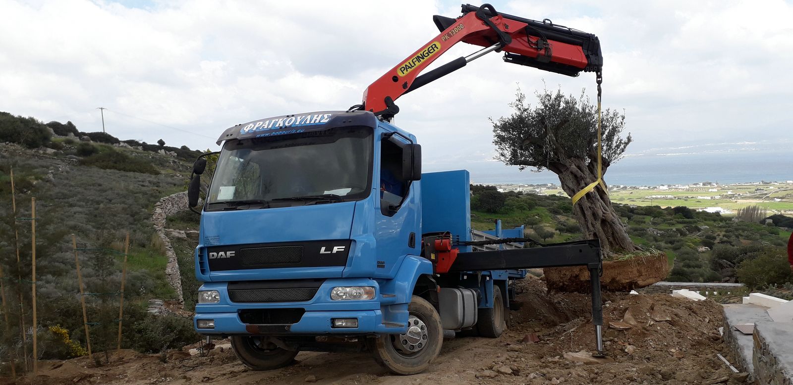 Εργασίες με γερανό σε ανατρεπόμενο φορτηγό. Αναλαμβάνουμε την φόρτωση