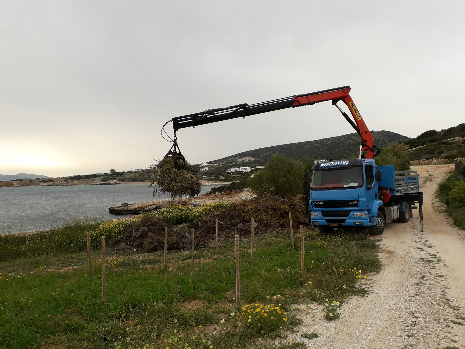 Εργασίες με γερανό σε ανατρεπόμενο φορτηγό. Αναλαμβάνουμε την φόρτωση