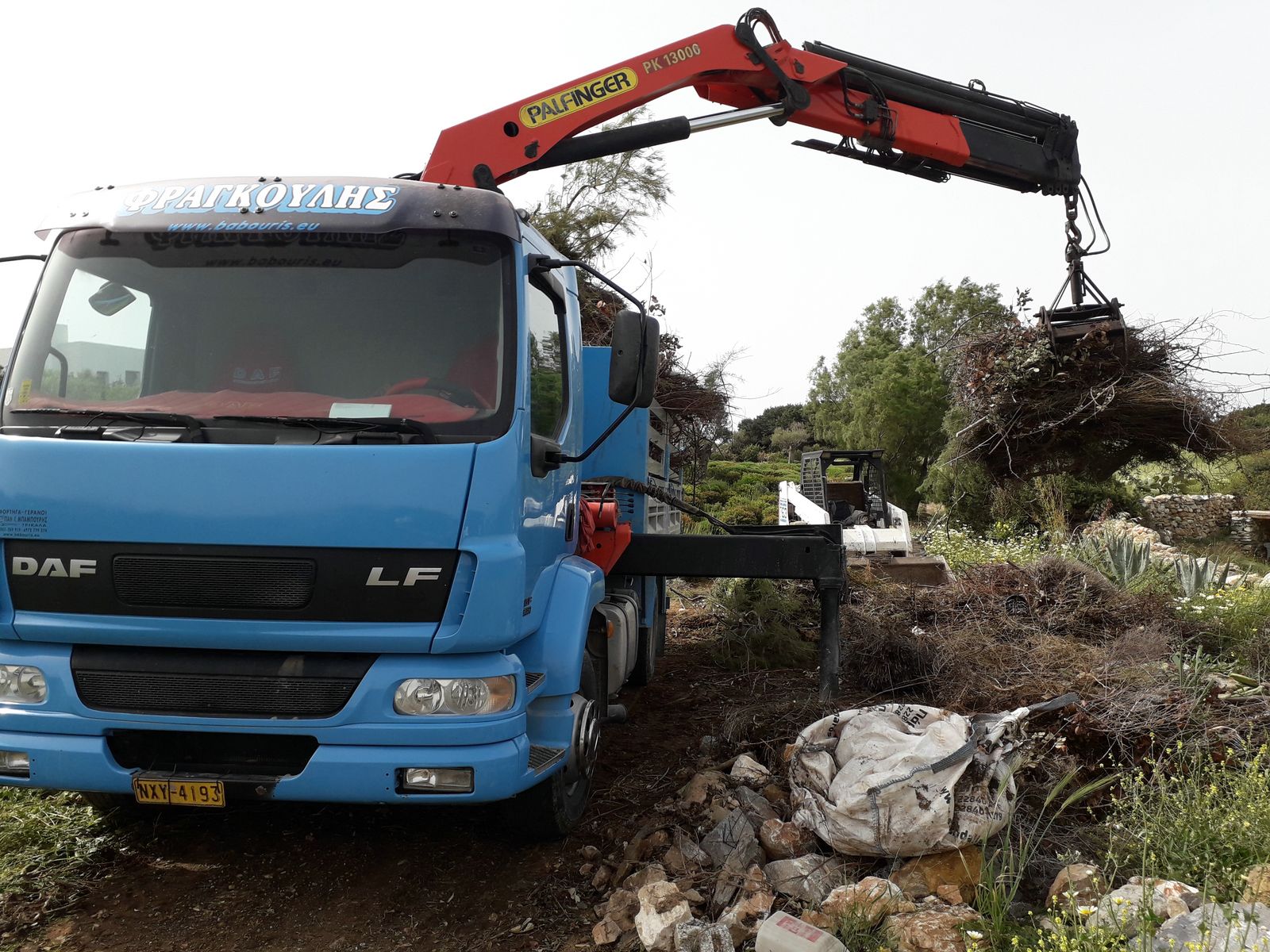 Εργασίες με γερανό σε ανατρεπόμενο φορτηγό. Αναλαμβάνουμε την φόρτωση